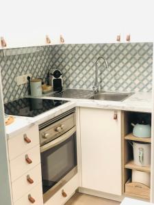 Kuchnia lub aneks kuchenny w obiekcie Pontevedra Apartments - Peregrina Family Suite