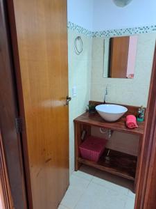 a bathroom with a sink and a mirror at Suite Solteiro Cristal Rosa, Suites Ananda in Alto Paraíso de Goiás