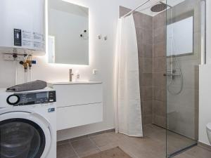 y baño con lavadora y ducha. en Holiday home Ebeltoft CLXXXIX en Ebeltoft