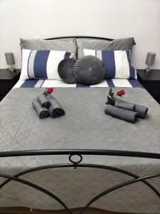 Red Roses Domus Rome tesisinde bir odada yatak veya yataklar