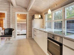 Two-Bedroom Holiday home in Læsø 18にあるキッチンまたは簡易キッチン