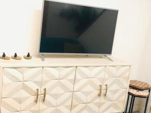 Telewizja i/lub zestaw kina domowego w obiekcie Pontevedra Apartments - Peregrina Family Suite