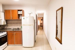 een keuken met een witte koelkast in de kamer bij COSTANERA APART in Villa María