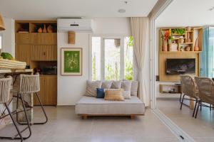 a living room with a couch and a table at VILA PITHAYA - Casa Jambo Rosa in Japaratinga