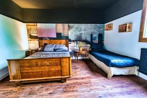 sypialnia z 2 łóżkami i stołem w obiekcie Villa Vercingétorix - groupe, Billard - Jacuzzi Spa w mieście Romagnat