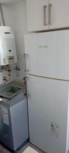 een keuken met een witte koelkast en een magnetron bij Departamento 3 Ambientes con Cochera MDQ PLAYA SOLO FAMILIAS in Mar del Plata
