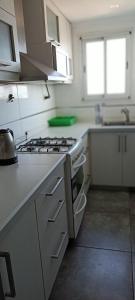 Una cocina o kitchenette en Departamento 3 Ambientes con Cochera MDQ PLAYA SOLO FAMILIAS