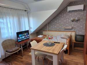 un salon avec une table et un canapé dans l'établissement Summer House Apartman, à Debrecen