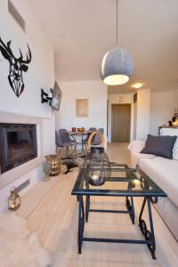 un soggiorno con un divano e un tavolo di Studio 9, St John Park a Bansko