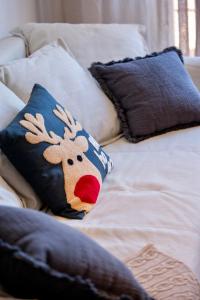 un divano con un cuscino con la testa di cervo di Studio 9, St John Park a Bansko Altre 29 foto