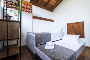 1 Schlafzimmer mit 2 Betten in einem Zimmer in der Unterkunft Casa Charmosa com Piscina em Barra do Una in Barra do Una