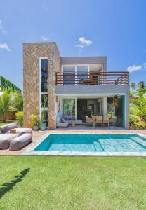 uma villa com uma piscina e uma casa em VILA PITHAYA - Casa Jambo Rosa em Japaratinga