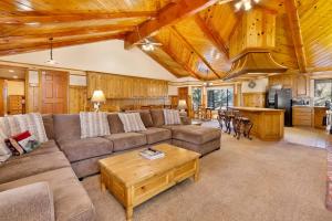 sala de estar con sofá y mesa en 2030-Bearfoot Lodge home, en Big Bear Lake