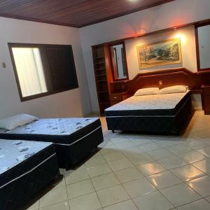 a bedroom with two beds in a room at Casa em Caldas - PISCINA SOLAR E ELETRICA in Caldas Novas