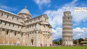 un edificio con una torre inclinada y una catedral en Hello Pisa B&B en Pisa