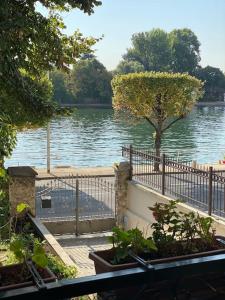 una vista de un cuerpo de agua con una valla en Pretty villa Paris (15min) & Orly / Seine view, en Juvisy-sur-Orge