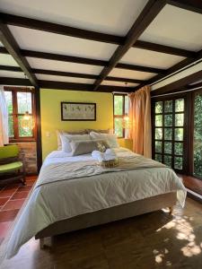 a bedroom with a large bed in a room at Chalet Andino Sesquile in Suesca