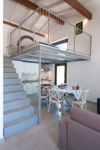 escalera en una sala de estar con mesa y comedor en Agriturismo Villa Coluccia, en Martano