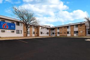 een lege parkeerplaats voor een gebouw bij Motel 6-Lakeville, MN - South - Lakeville in Lakeville