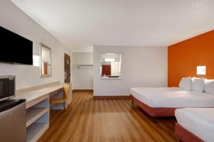een grote hotelkamer met een bed en een bureau bij Motel 6-Lakeville, MN - South - Lakeville in Lakeville