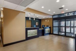 an office with a lobby with a large window at Best Western Plus Gadsden Hotel & Suites in Gadsden