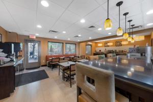 a restaurant with a bar and tables and chairs at Best Western Plus Gadsden Hotel & Suites in Gadsden