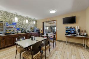 a restaurant with tables and chairs and a counter at Best Western Falcon Plaza in Bowling Green