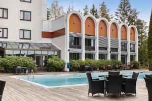 un hôtel avec un billard, des tables et des chaises dans l'établissement Best Western Gustaf Froding Hotel & Konferens, à Karlstad