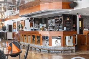 um bar num restaurante com mesas e cadeiras em Best Western Gustaf Froding Hotel & Konferens em Karlstad