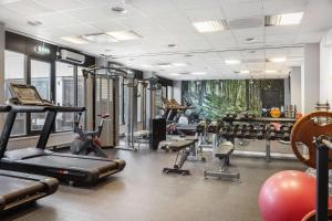 une salle de sport avec plusieurs tapis de course et appareils d'exercice dans l'établissement Best Western Gustaf Froding Hotel & Konferens, à Karlstad