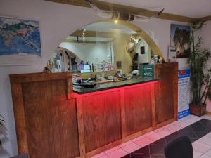 聖安東尼奧的住宿－聖安東尼奧拉克蘭空軍基地旅程住宿，一间在房间内有红色柜台的餐厅
