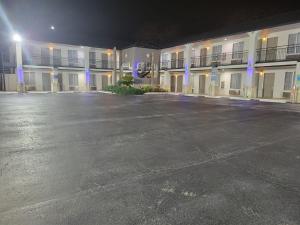 un parcheggio vuoto di fronte a un hotel di Econo Lodge Inn & Suites Near Lackland AFB a San Antonio