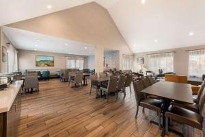 a dining room with tables and chairs in a restaurant at Best Western Fishkill Inn & Suites in Fishkill