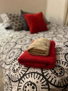 Una toalla roja sobre una cama en Pretty villa Paris (15min) & Orly / Seine view, en Juvisy-sur-Orge