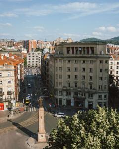 een stad met een klokkentoren in het midden van een straat bij Radisson Collection Bilbao in Bilbao