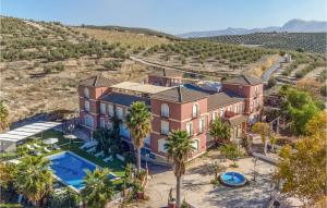 una vista aerea di una casa con piscina e palme di Lovely Apartment In Baena With Wifi a Baena