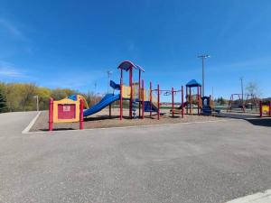 Ο χώρος παιχνιδιού για παιδιά στο 3 Bedroom 2 Bath Guest Suite