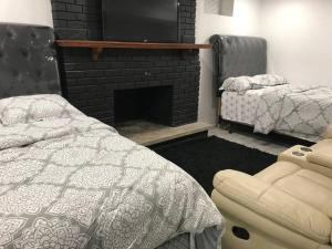 Ένα ή περισσότερα κρεβάτια σε δωμάτιο στο 3 Bedroom 2 Bath Guest Suite