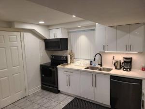 Η κουζίνα ή μικρή κουζίνα στο 3 Bedroom 2 Bath Guest Suite