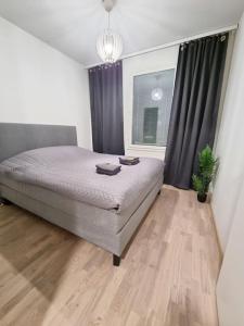 Un dormitorio con una cama grande y una ventana en Lovely 2R apartment, en Oulu