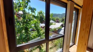 desde la ventana de una habitación con árboles en Hermoso monoambiente con entrepiso, para 3 personas, excelente ubicación y vista. 23V5 en San Martín de los Andes