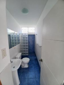 Ένα μπάνιο στο Departamento con Piscina Privada en Playa Naplo