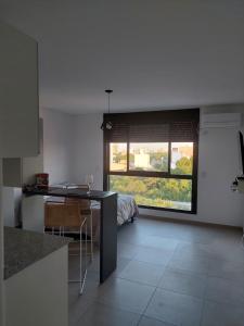 cocina con mesa y ventana en una habitación en Alquiler Temporario Rosario 5 en Rosario