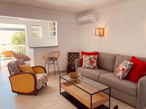 - un salon avec un canapé et des chaises dans l'établissement Le Rocher, à Gustavia