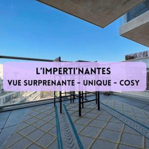 un panneau situé sur le côté d'un bâtiment dans l'établissement L'Imperti'Nantes, à Nantes