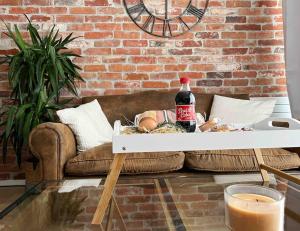 - une table avec une bouteille de cocacola sur un canapé dans l'établissement L'Imperti'Nantes, à Nantes