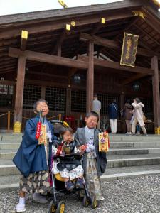 伊勢市にある民泊 伊勢ちとせの建物前に立つ女性2人と子供2人