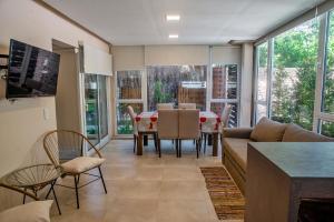 TV a/nebo společenská místnost v ubytování Le Cuyen Flat