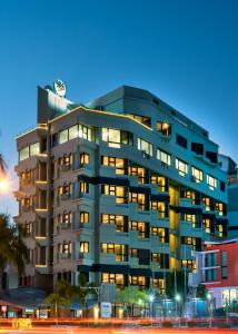 un edificio con luces encendidas en una ciudad en W&P Santo Domingo, en Santo Domingo