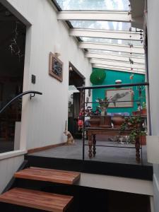 una escalera con un banco y una ventana en CASA MADRE en San Martín de los Andes